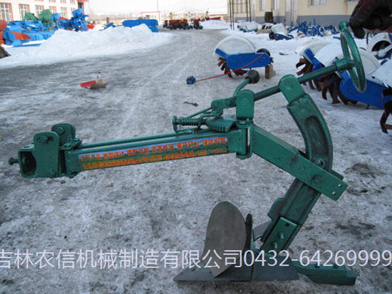 1LSW-135型水旱田兩用犁(li)